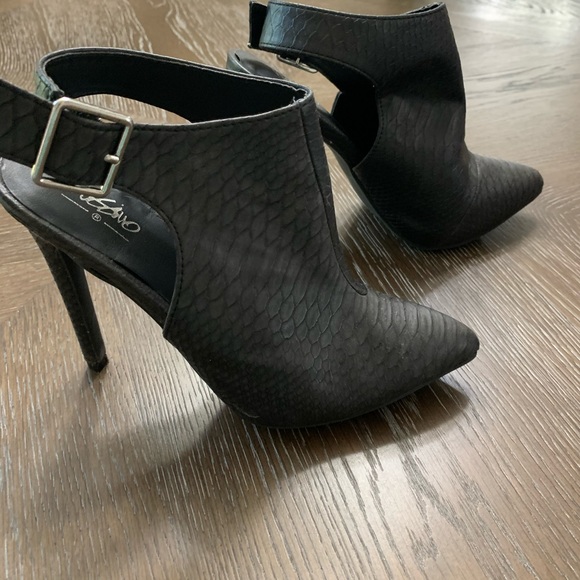 Black ankle boots with pointed toe and open back. - Picture 4 of 11